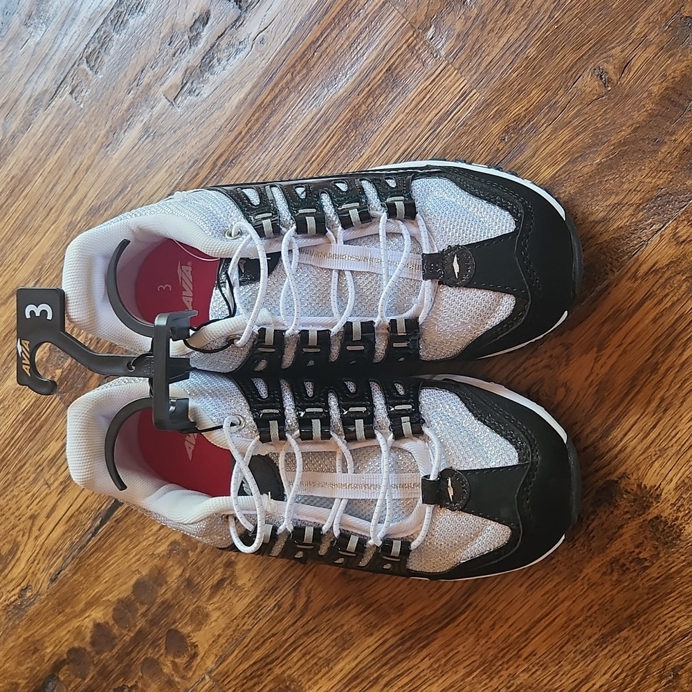 Kids tennis shoes